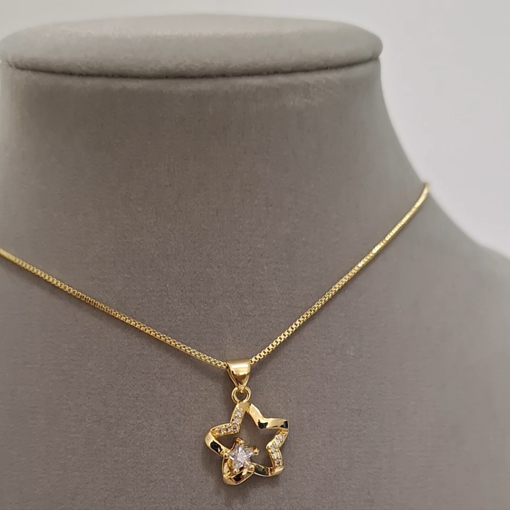 Star shape diamond necklace